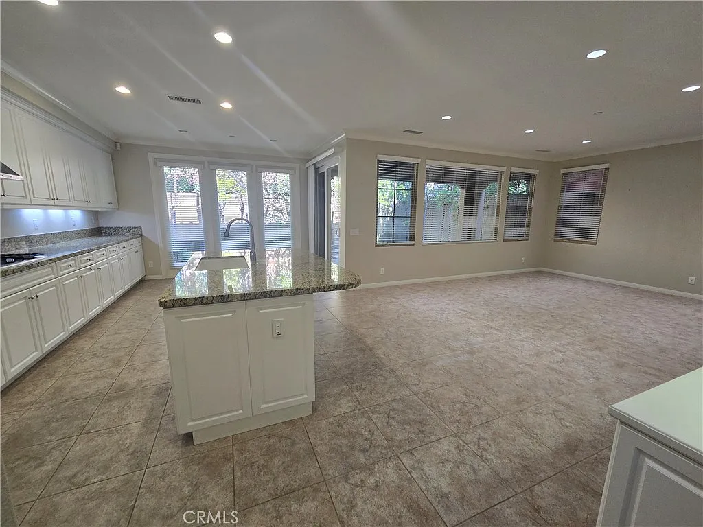 3 bed, 2.5 bath, 1878 sqft, $6,200 — Photo 3