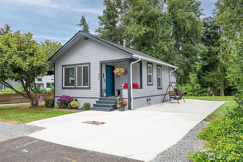 2nd image of 845 3rd Avenue NW