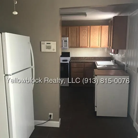 320 E 79th Ter — Photo 7