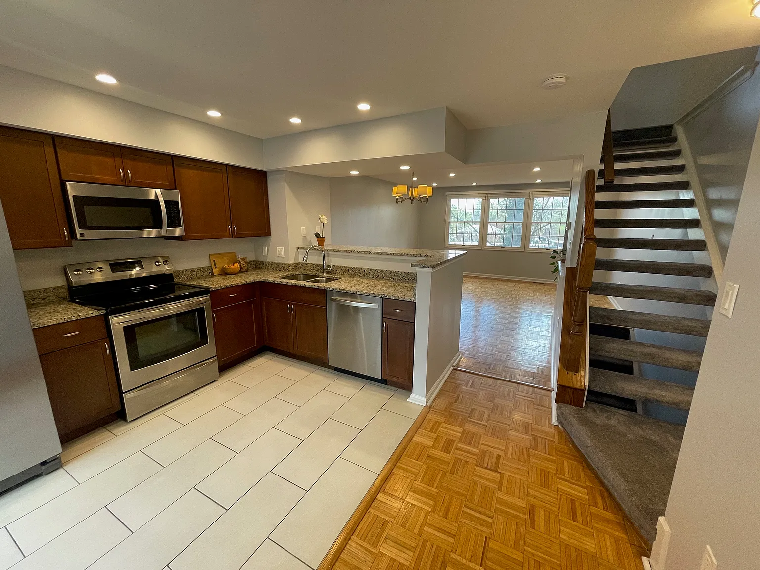 3 bed, 3.5 bath, 1350 sqft, $3,400 — Photo 3