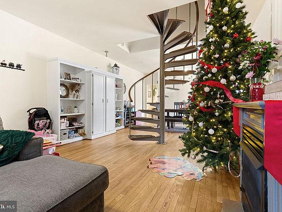 3rd image of 30 Potter St