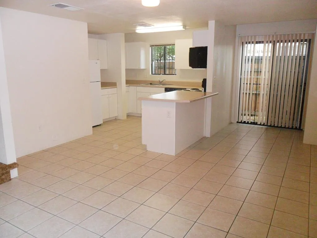 441 E Linden St — Photo 2