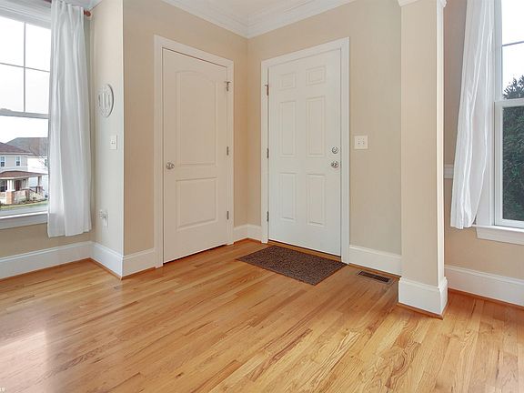4th image of 1801 Honeysuckle Dr