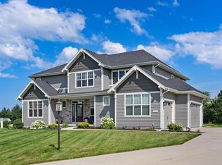 10720 N Blackbird Ct, Mequon, WI 53097