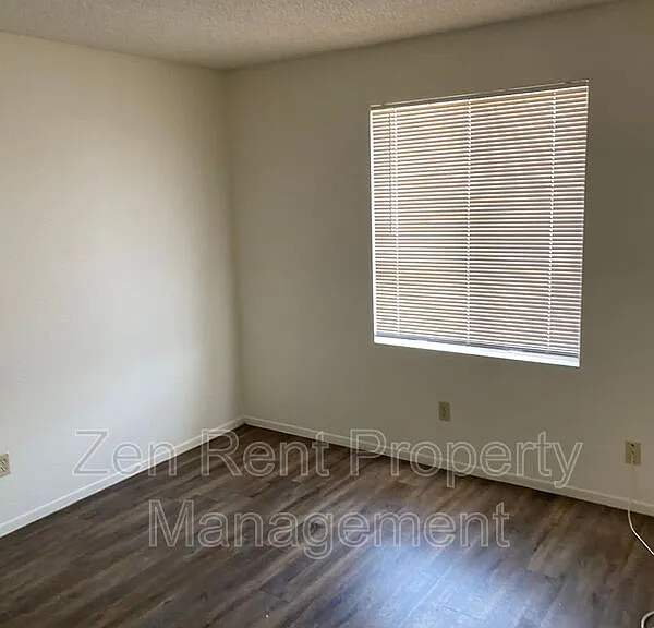 5233 W Altadena Ave — Photo 9
