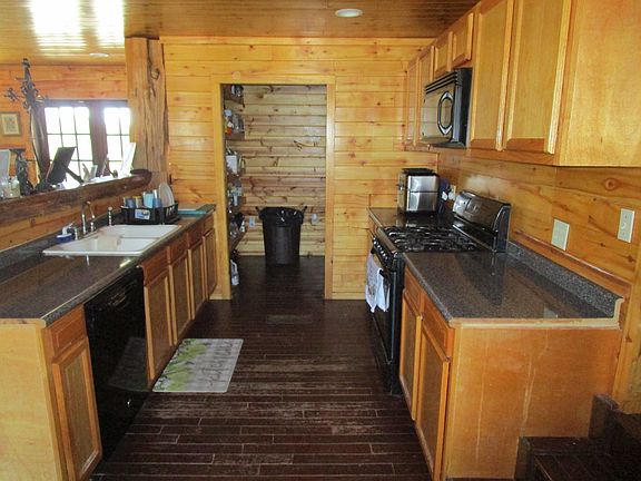 5th image of 421 Columbia Road 200