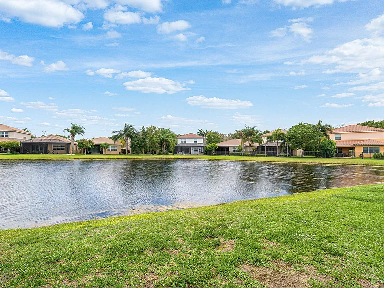 8300 Calabria Lakes Dr — Photo 47