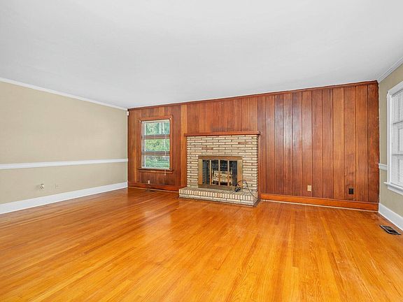 4th image of 816 Burton St