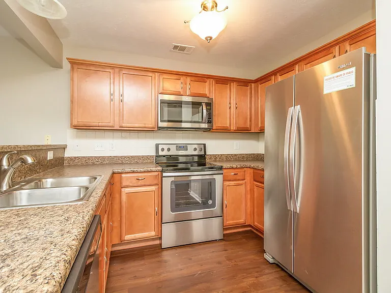 913 Harvest Grove Dr — Photo 7