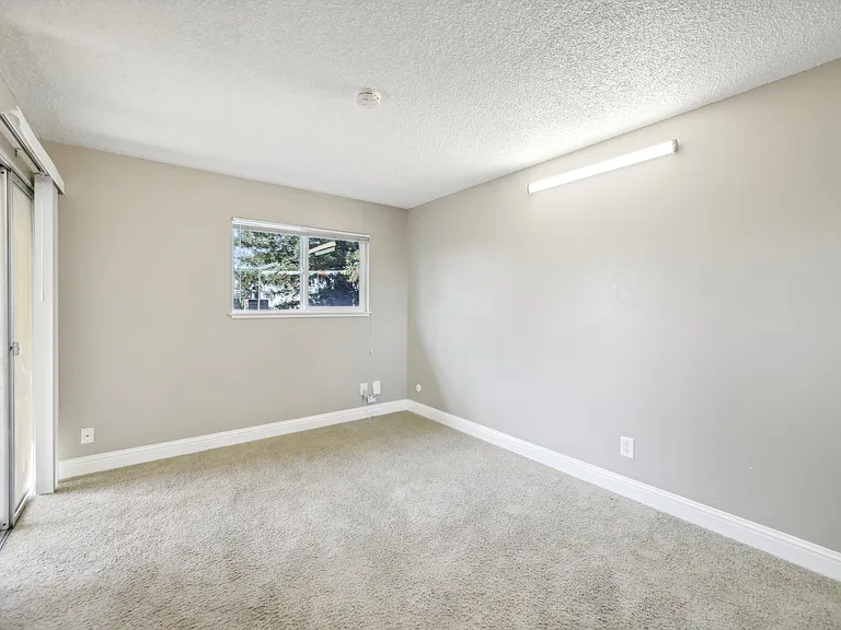 1406 Henry Street — Photo 40