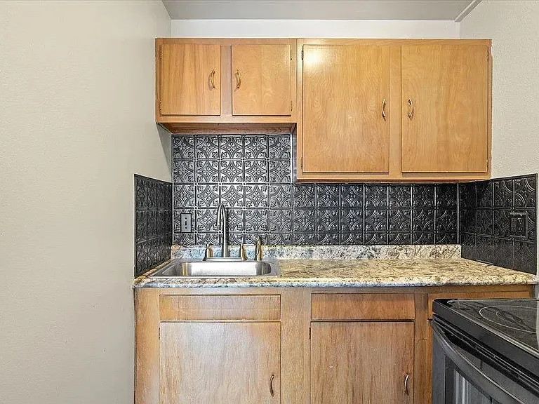 306 E 18th St #14 — Photo 6