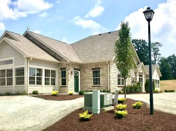 9151 Springfield Rd #402, Poland, OH 44514