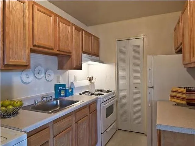 272 W Bay Ave — Photo 3