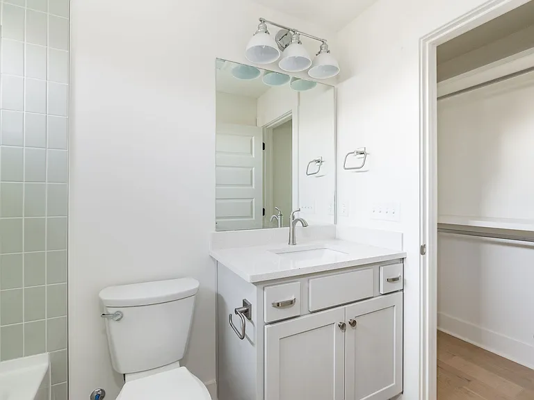 326 E Trinity Ln #B — Photo 7