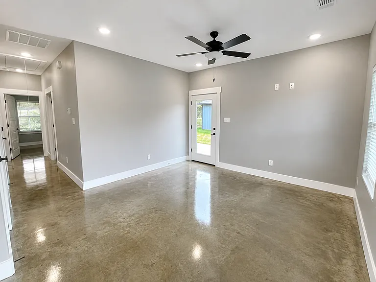 1213 Oak Dr — Photo 3