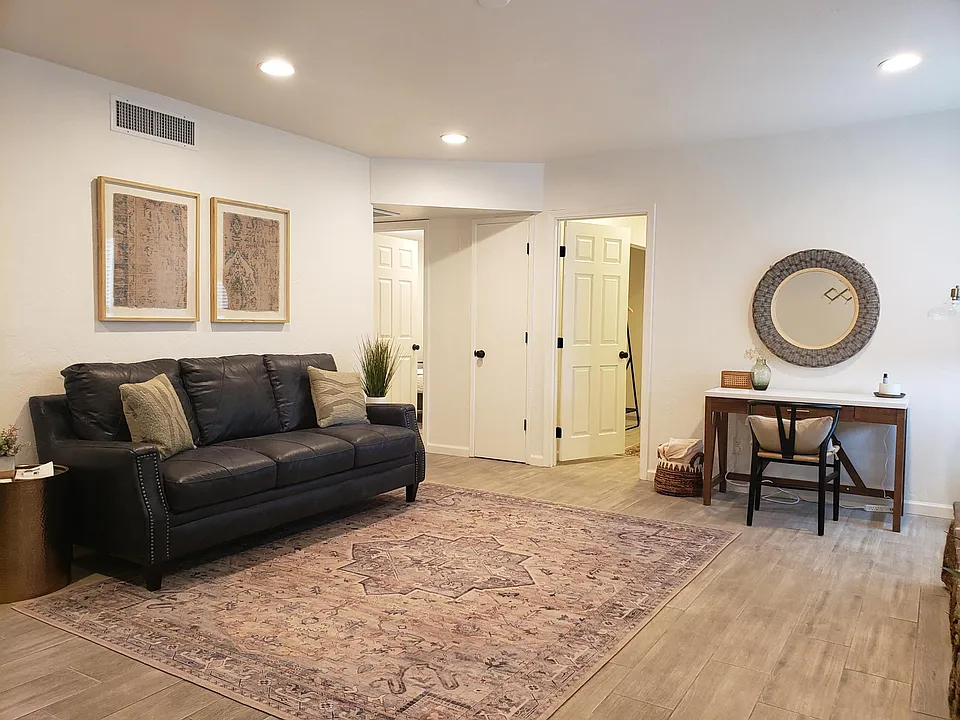 427 E Calle Arizona #B