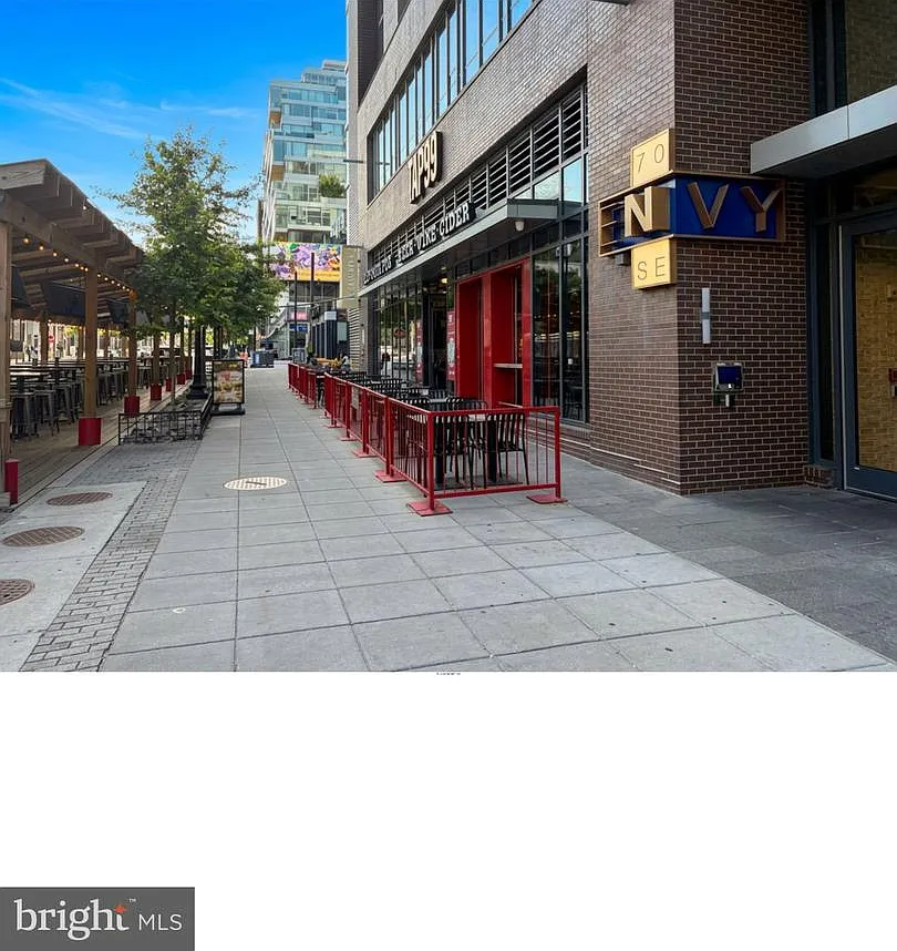 1 bed, 1.0 bath, 695 sqft, $2,300 — Photo 1