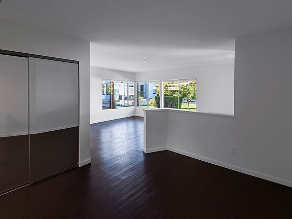 4th image of 641 N Palm Canyon Dr APT 2