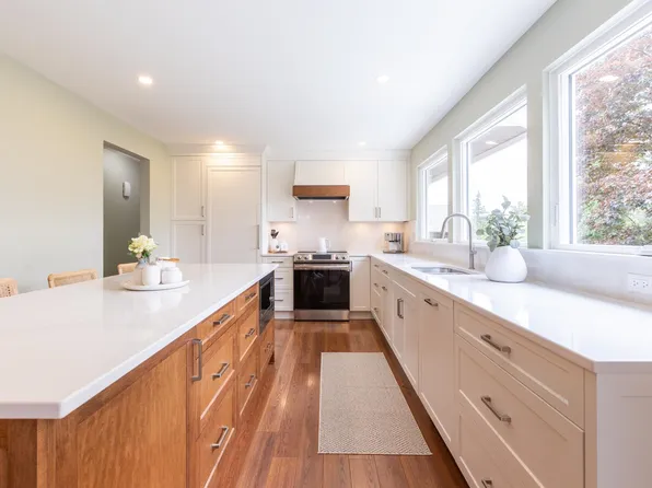 11045 Southridge Rd, Delta, BC V4E 2M3