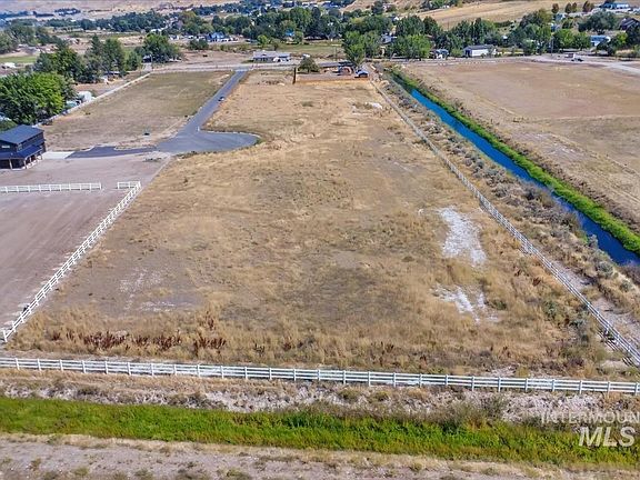 3rd image of 405 Saddle Ln