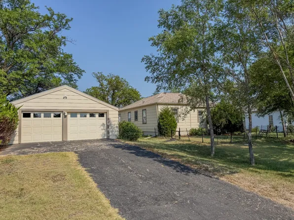 510 1st St, Prairie View, KS 67664