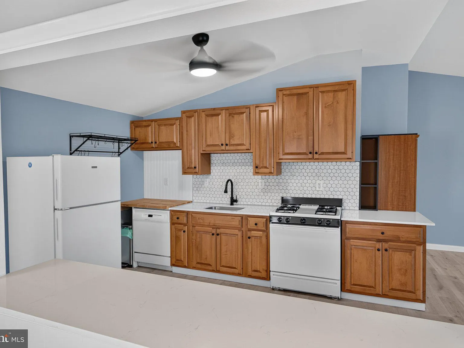 3 bed, 1.0 bath, 1134 sqft, $2,400 — Photo 4