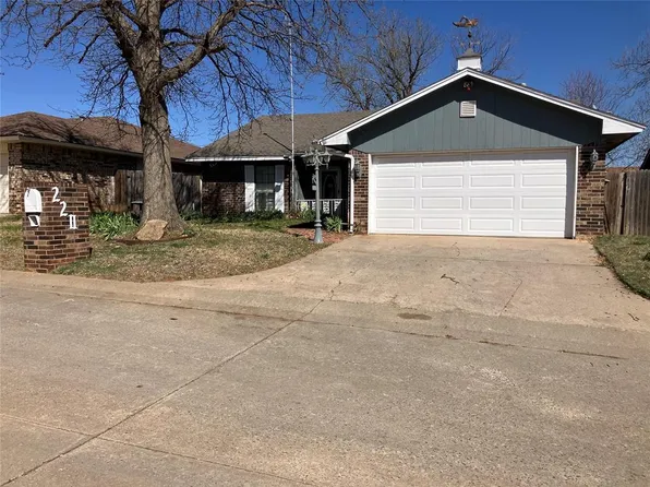 220 Oak Tree Ln, Midwest City, OK 73130