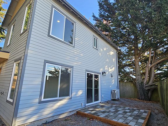 3rd image of 10515 Phinney Ave N