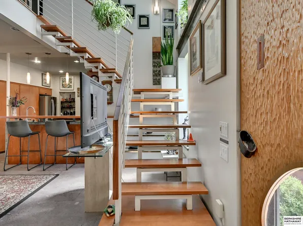 1018 S 36th St, Omaha, NE 68105