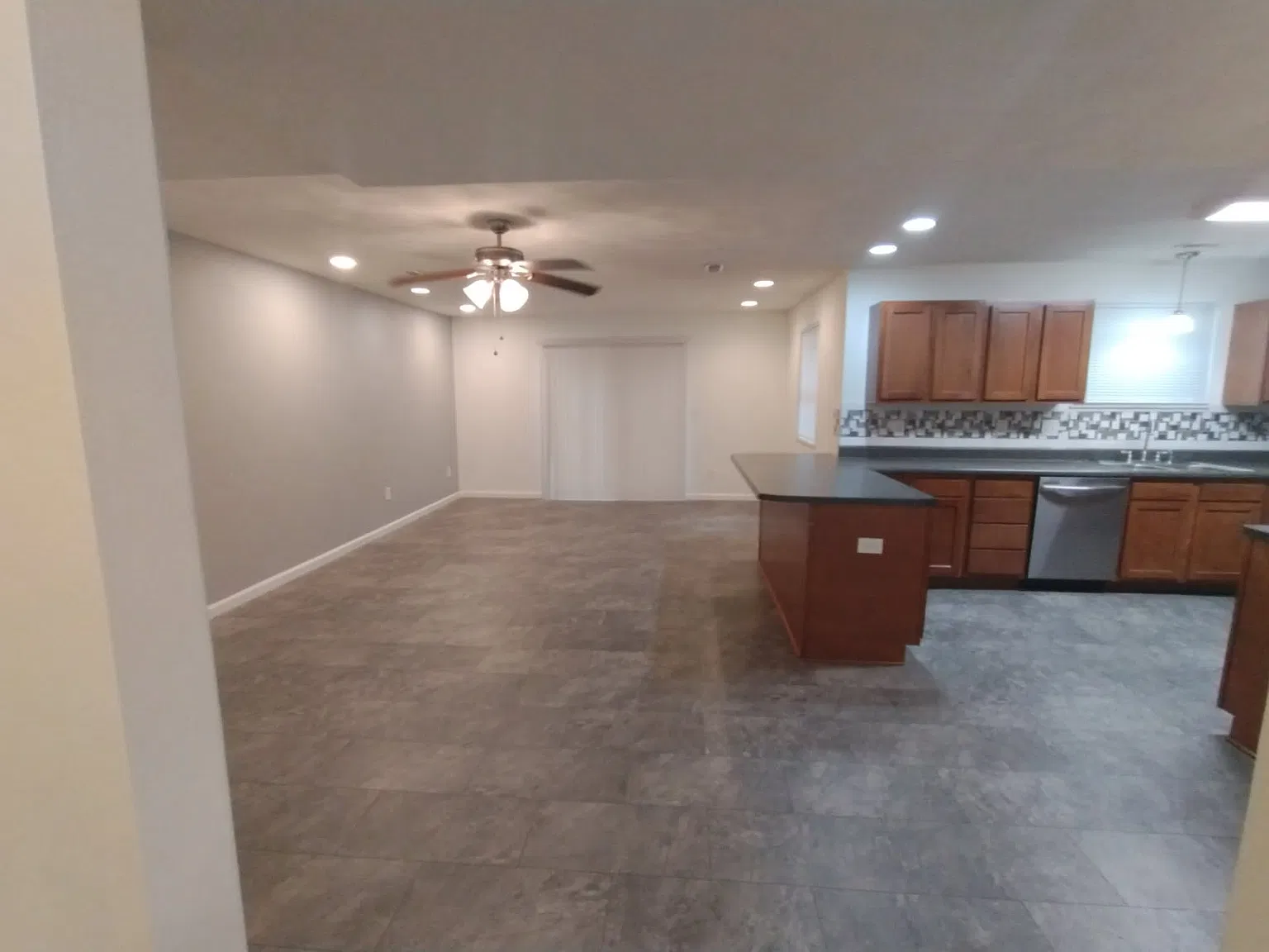 3 bed, 2.5 bath, 1600 sqft, $2,100 — Photo 3