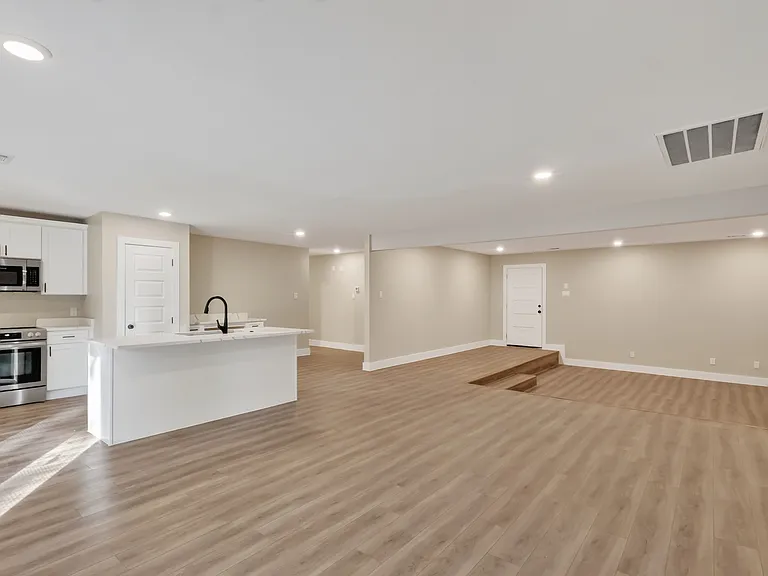209 W 9th St — Photo 13