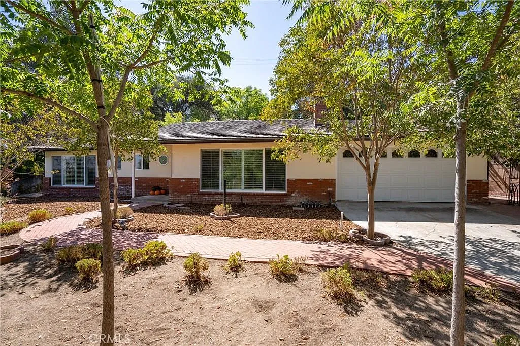 434 Fairview Ln — Photo 3