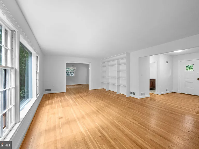 2816 Ellicott St NW — Photo 4