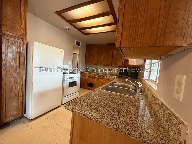 2307 W Rose Ln — Photo 9