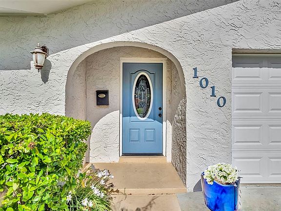 3rd image of 1010 GREGORY DRIVE