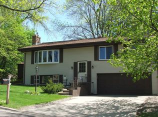 444 Oakcrest Ave, Roseville, MN 55113