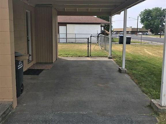 3rd image of 1104 S Grand Dr