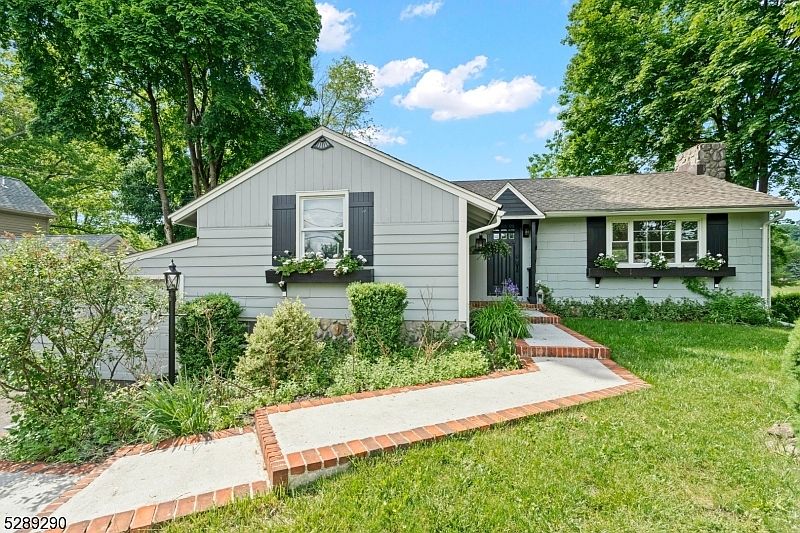 1st image of 39 Heighwood Trl