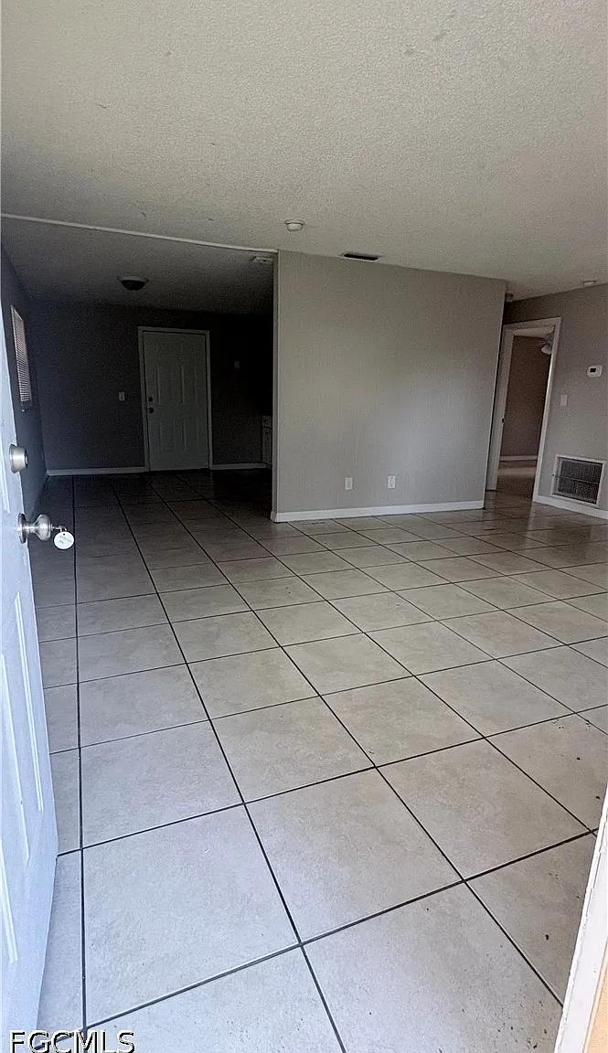 2 bed, 1.0 bath, 952 sqft, $1,050 — Photo 2