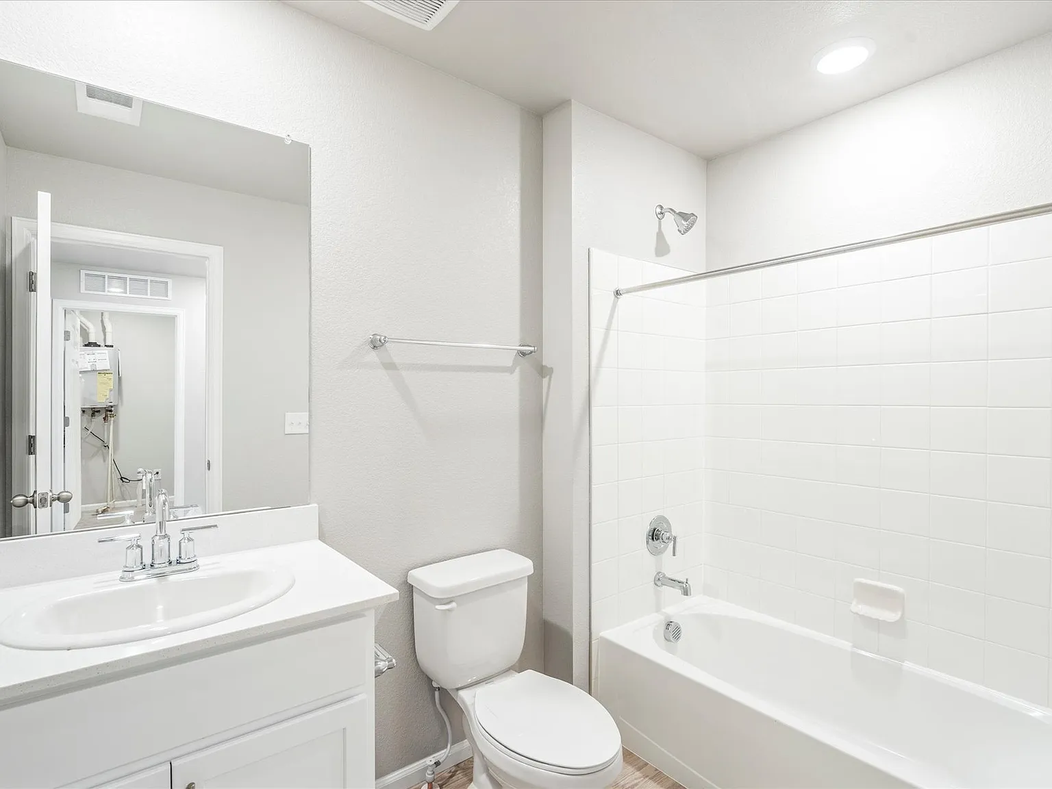 3 bed, 1874 sqft, $2,990 — Photo 2