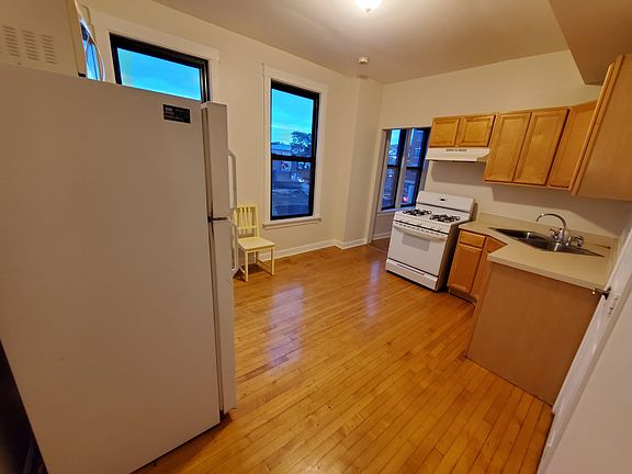4th image of 3721 W Belmont Ave APT 2R