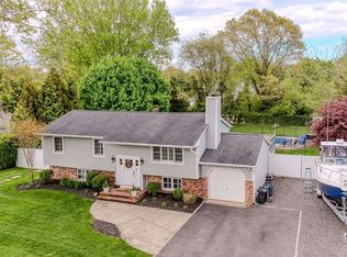 25 Country Greens Dr, Bellport, NY 11713