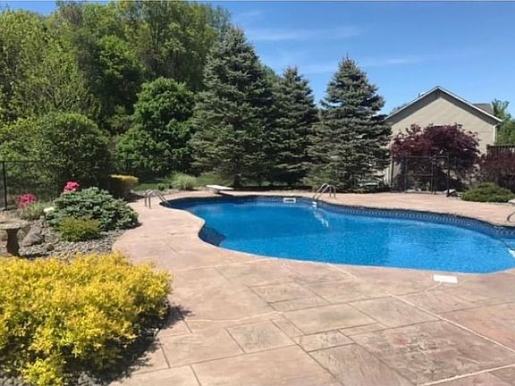 2nd image of 43 Oakley Blvd