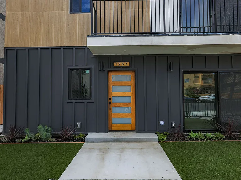 Never Before Lived in Luxury Townhomes 2 Blocks from WeHo! — Photo 16