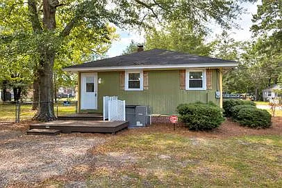 3 bed, 1.5 bath, 1050 sqft, $1,350 — Photo 2