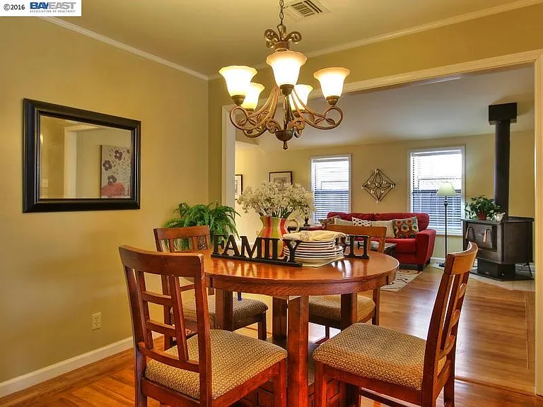 22215 Cameron St — Photo 6