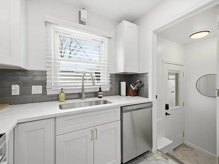 2896 Dorchester Rd — Photo 15