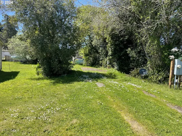 125 N 5th St, Lakeside, OR 97449
