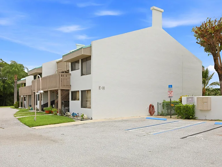 412 Southwind Dr #E2 — Photo 1