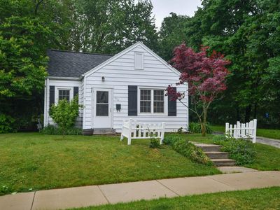 652 E Cherry St, Oconomowoc, WI, 53066